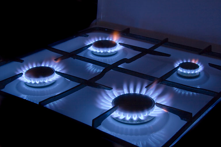 Gas stove with 4 lit burners
